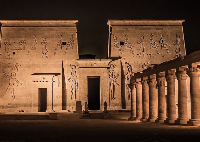 Espectáculo de Luz y Sonido en Asuán: Vista nocturna del Templo de Filae iluminado con luces de colores.