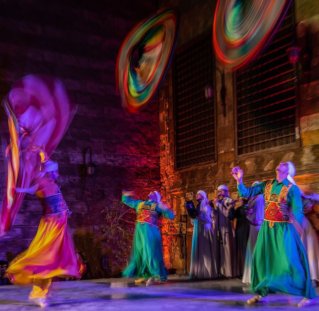 Show de Danza Tannoura en Wekalet El Ghuri | Cultura y Tradición Egipcia – Primer plano de un bailarín durante la danza tradicional de Tannoura en El Cairo