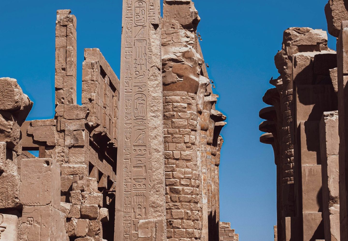 Viaje a Luxor y Abu Simbel en el Templo de Karnak con un obelisco perfectamente conservado frente al santuario principal.