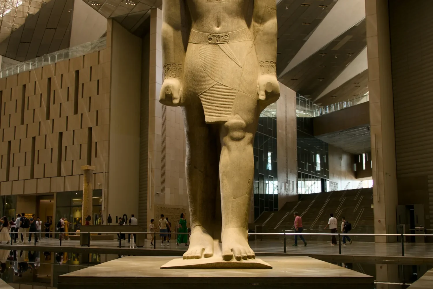 Estatua de Ramsés II en el Gran Museo Egipcio durante la Excursión a Guiza desde El Gouna en un Día mostrando el coloso faraónico en el interior del museo