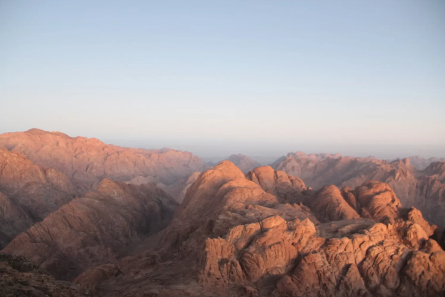 Viaje a Egipto Religioso 5-6 Días: Amanecer desde el Monte de Moisés, lugar histórico donde Moisés recibió las tablas de la ley.