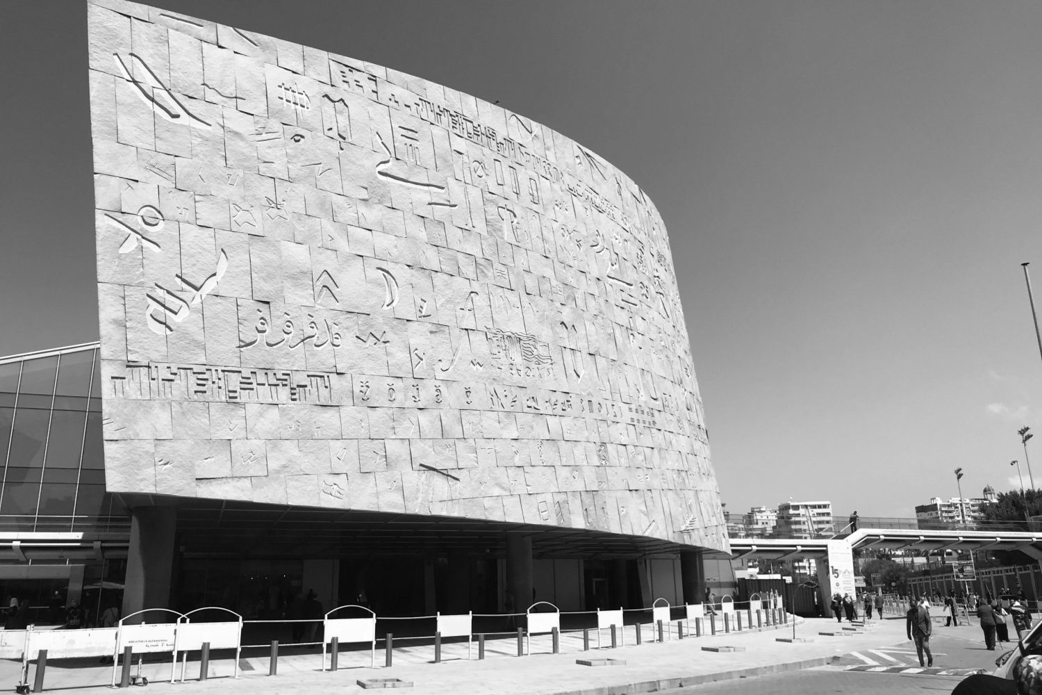 Tour a El Cairo y Alejandría desde Luxor: Exterior de la Biblioteca de Alejandría, arquitectura moderna en Egipto