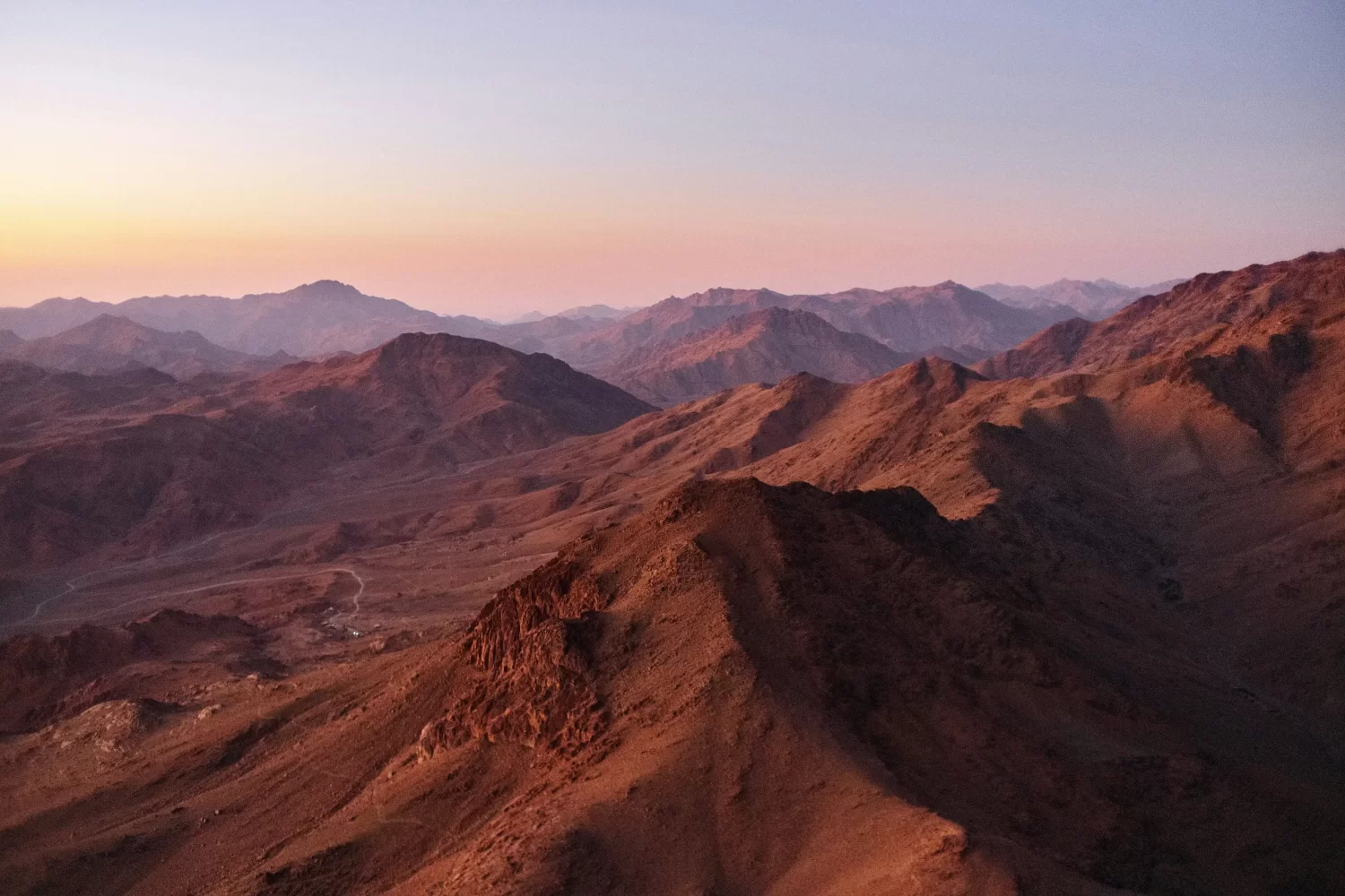 Excursión al Sinaí de 2 Días desde El Cairo con vistas panorámicas de las montañas del Sinaí y el desierto egipcio, paisajes naturales únicos de gran valor histórico