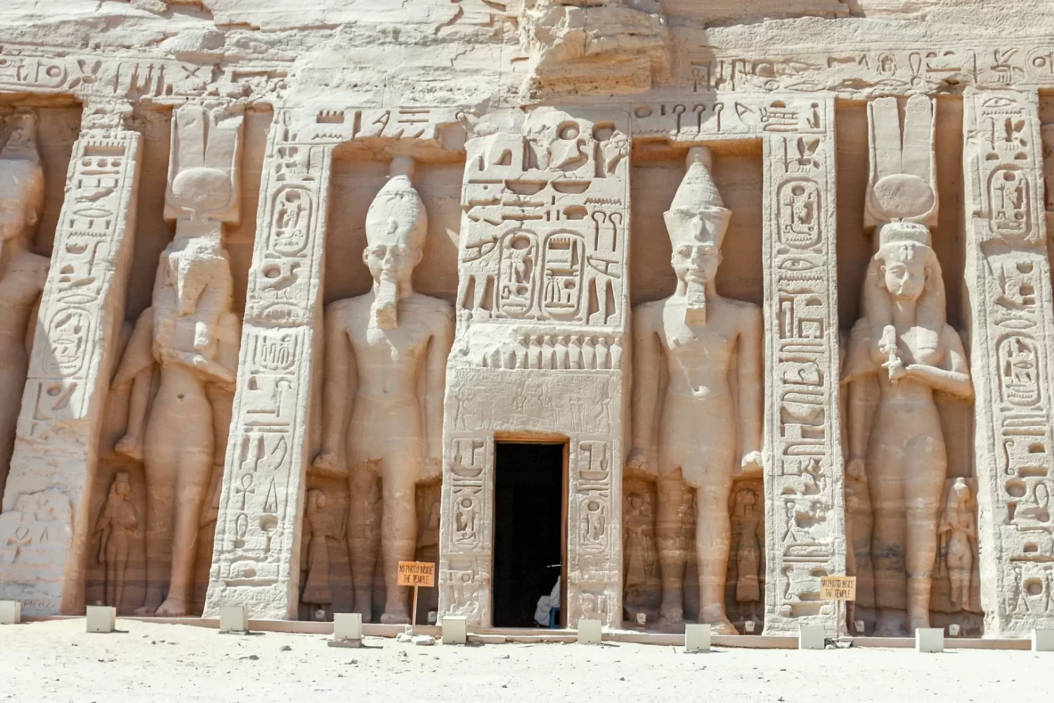 Excursión 3 días Egipto desde Hurgada: Pirámides de Guiza, Tesoros de Luxor y Abu Simbel mostrando el majestuoso Templo de Nefertari en Abu Simbel.
