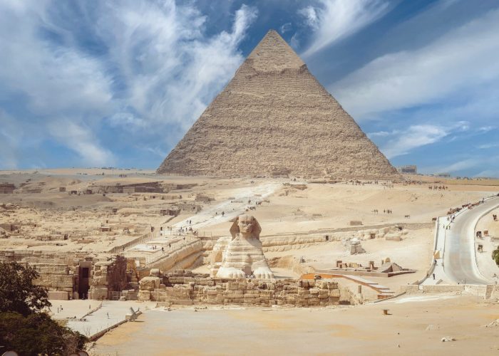 Tour a El Cairo desde Hurgada Por Un día: Gran Esfinge y La Gran Pirámide de Guiza, símbolos históricos de Egipto.