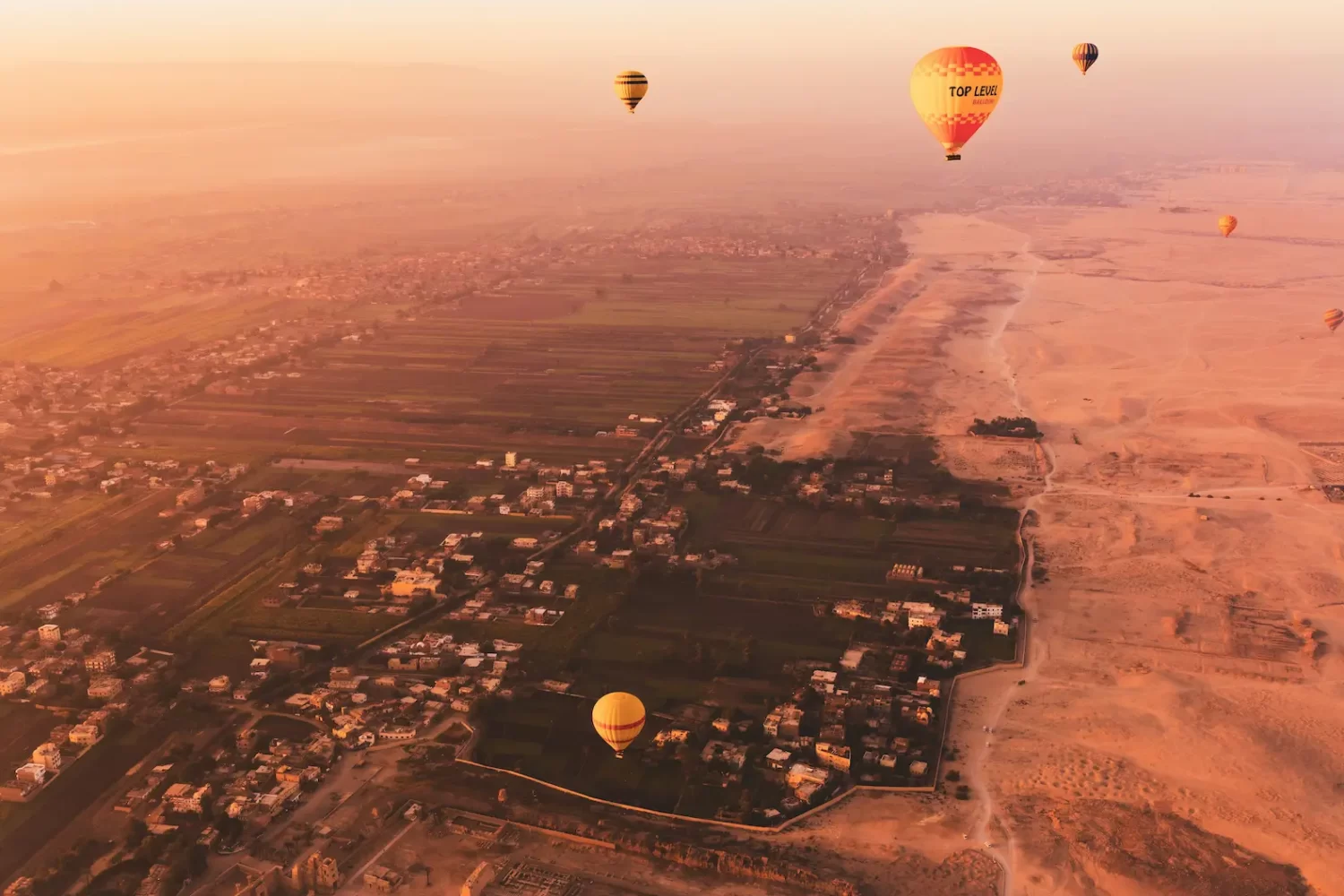 Globo Aerostático en Luxor: Vista panorámica del Nilo y los paisajes de Luxor desde un globo aerostático durante un tour privado.