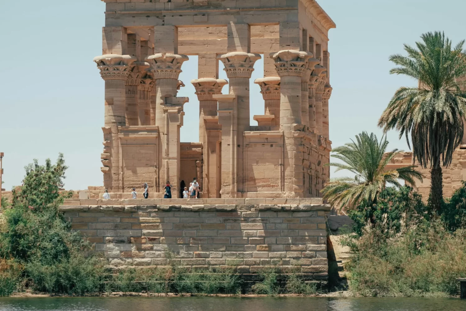 Viaje a Egipto 8 Días de Lujo – El Templo de Filae en Asuán Viaje a Egipto 8 Días de Lujo explorando El Templo de Filae en Asuán, una joya histórica dedicada a la diosa Isis.