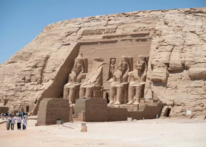 Excursión a Asuán con Abu Simbel y Luxor desde Marsa Por 2 Dias: Templo de Abu Simbel, construido por Ramsés II, símbolo de poder y devoción.