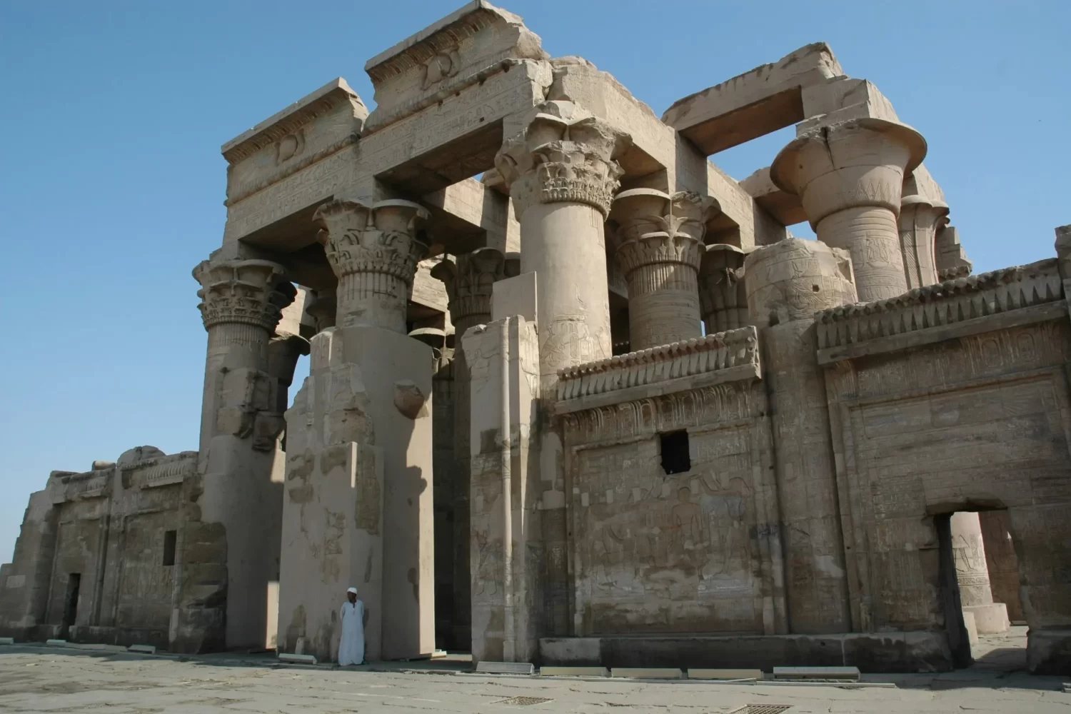 Viaje a Egipto Magnífico y Mar Rojo: 11 Días – Templo de Kom Ombo, el templo dual dedicado a Sobek y Haroeris, destacado en el crucero por el Nilo.