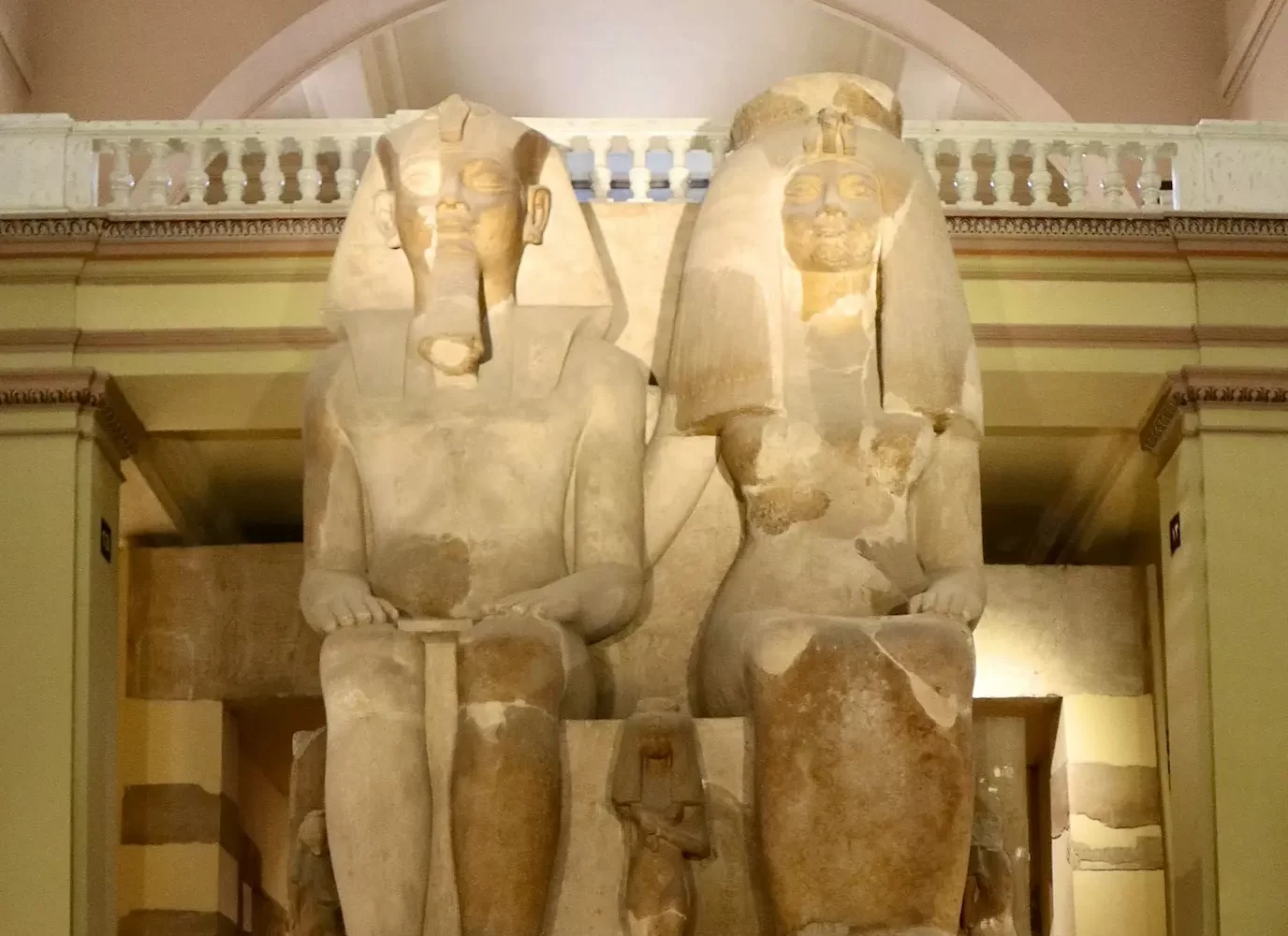 Interior del Museo Egipcio en El Cairo con estatuas, sarcófagos y artefactos arqueológicos del Antiguo Egipto