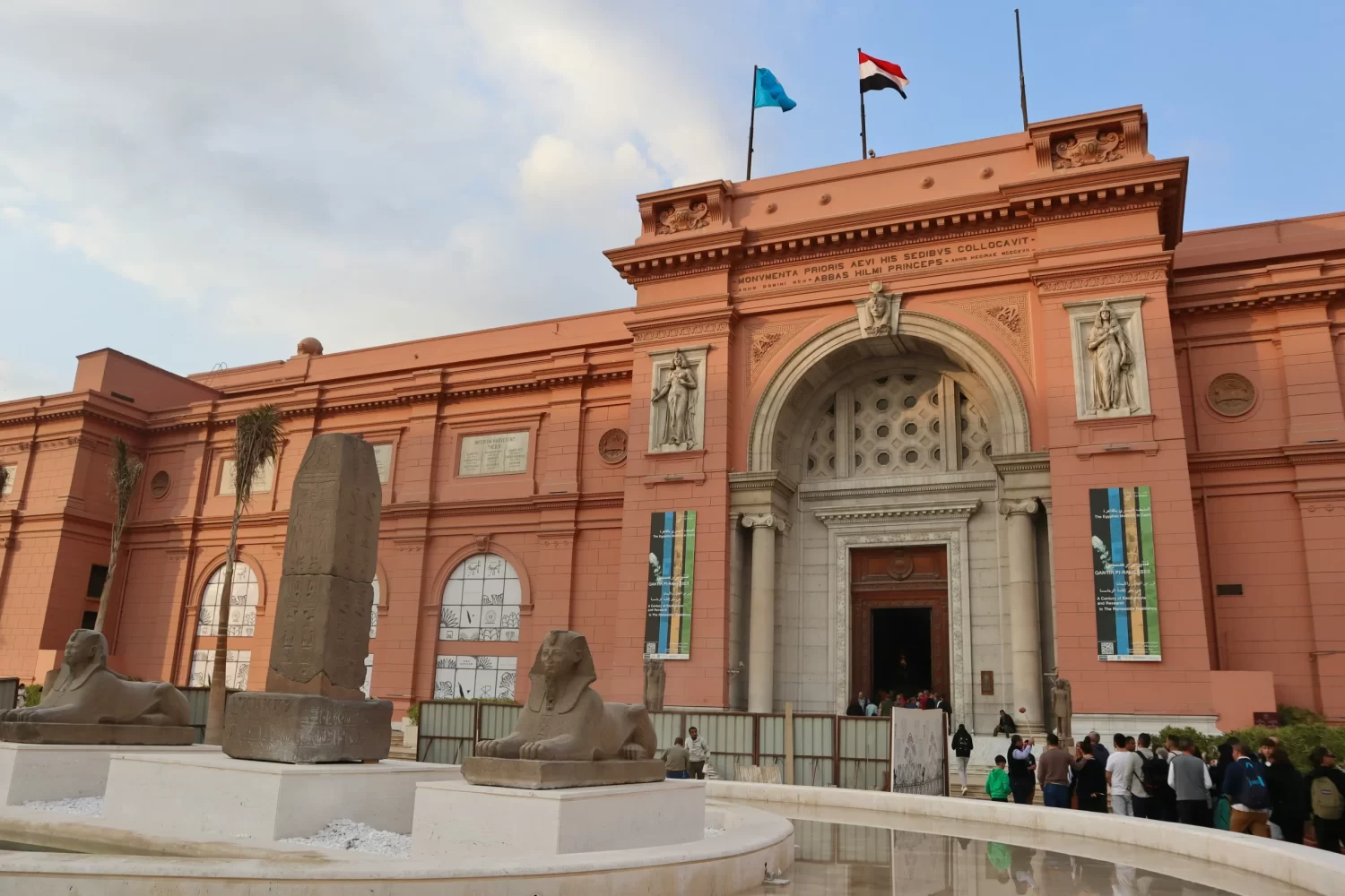Tour a El Cairo y Guiza desde Hurgada en 1 Día visitando el Museo Egipcio de El Cairo, hogar de tesoros faraónicos únicos