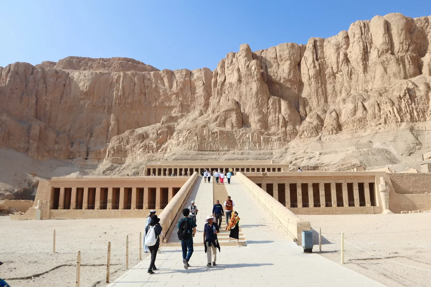 Excursión a Luxor y Abu Simbel – Mágico Templo de Hatshepsut en Deir el-Bahari