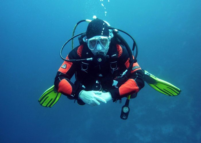 Buceo en Marsa Alam – Persona practicando snorkeling en aguas cristalinas del Mar Rojo
