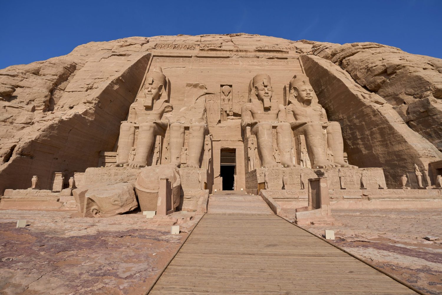 Excursión a Abu Simbel y Asuán desde Bahía de Makadi en 2 Días: Vista exterior del majestuoso Templo de Abu Simbel con las estatuas de Ramsés II en el Alto Egipto