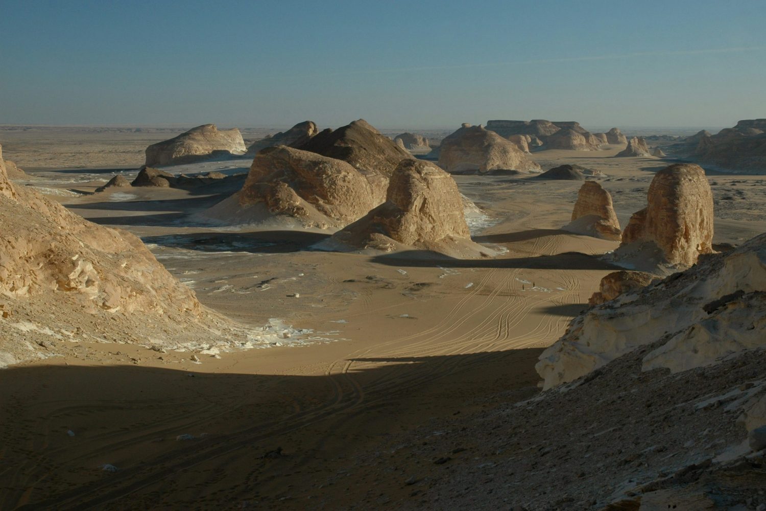 Safari por el Desierto Egipto: Paisajes únicos del Desierto Negro, formaciones volcánicas y excursión 4x4 por los oasis de Bahariya con guía en español.