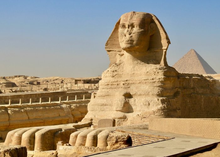 Excursión a Cairo, Luxor y Asuán en 3 Días: La Gran Esfinge custodiando las Pirámides de Guiza bajo el cielo egipcio.