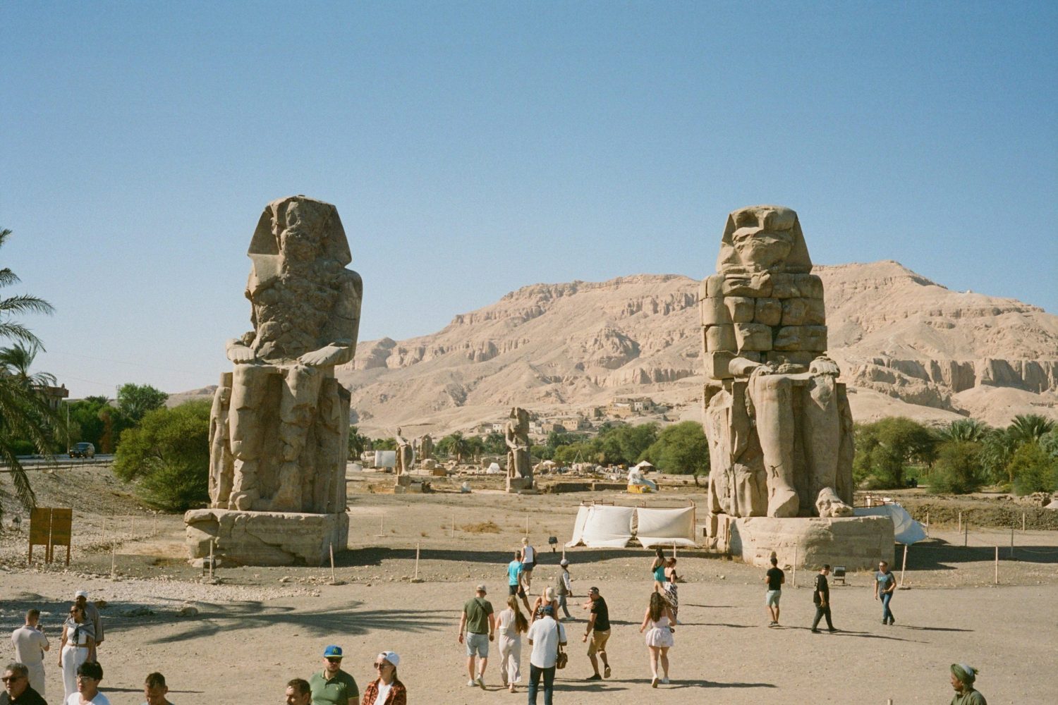 Excursión a Luxor y Asuán desde Bahía de Makadi en 2 Días: Vista de los Colosos de Memnon en Luxor