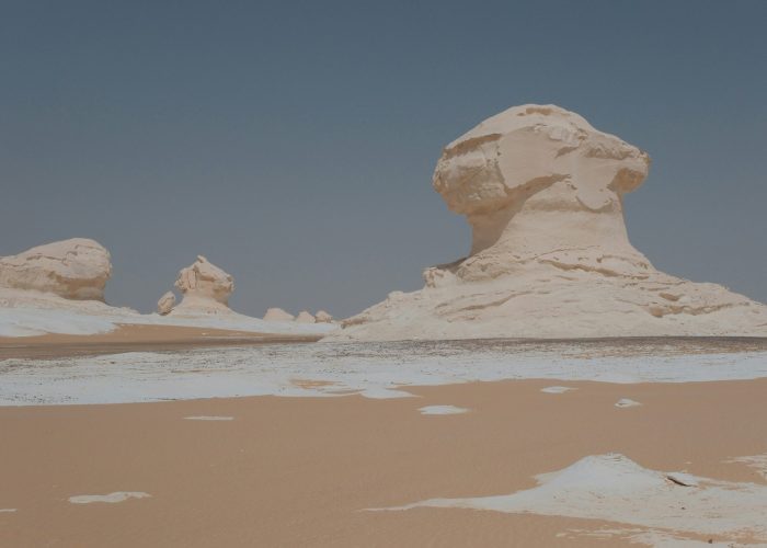 Safari por el Desierto Egipto: Paisajes únicos del Desierto Blanco con formaciones de arena y roca en Oasis de Bahariya, aventura 4x4 y guía en español.