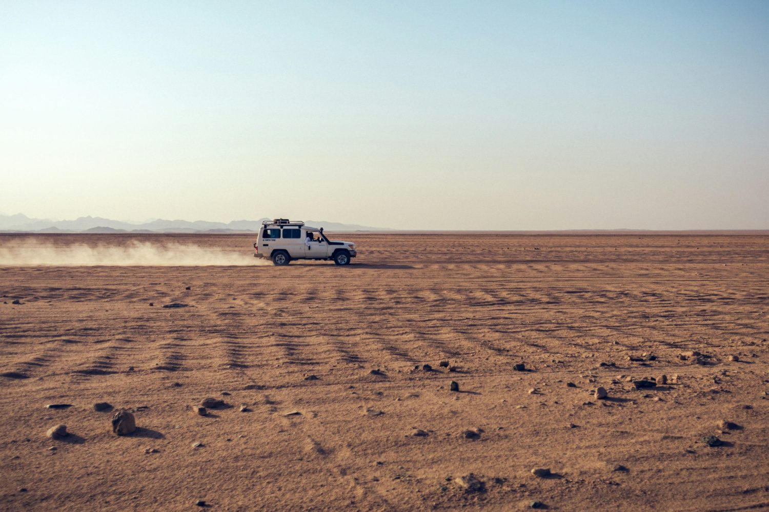 Safari por el Desierto Egipto: Excursión en vehículo 4x4 por el Desierto Blanco y Negro, explorando oasis de Bahariya, Dakhla y Kharga con guía en español.