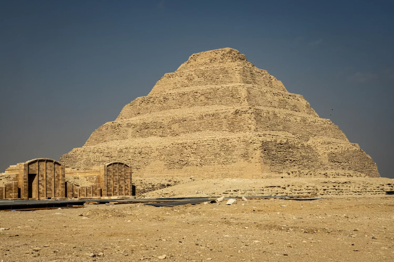 Excursión a Guiza y El Cairo desde Asuán en 2 Días: La Pirámide Escalonada de Zoser en Saqqara