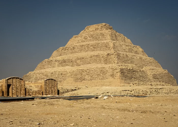 Pirámide Escalonada de Saqqara en la Excursión a Guiza desde El Gouna en un Día mostrando la estructura antigua de Djoser en el desierto egipcio
