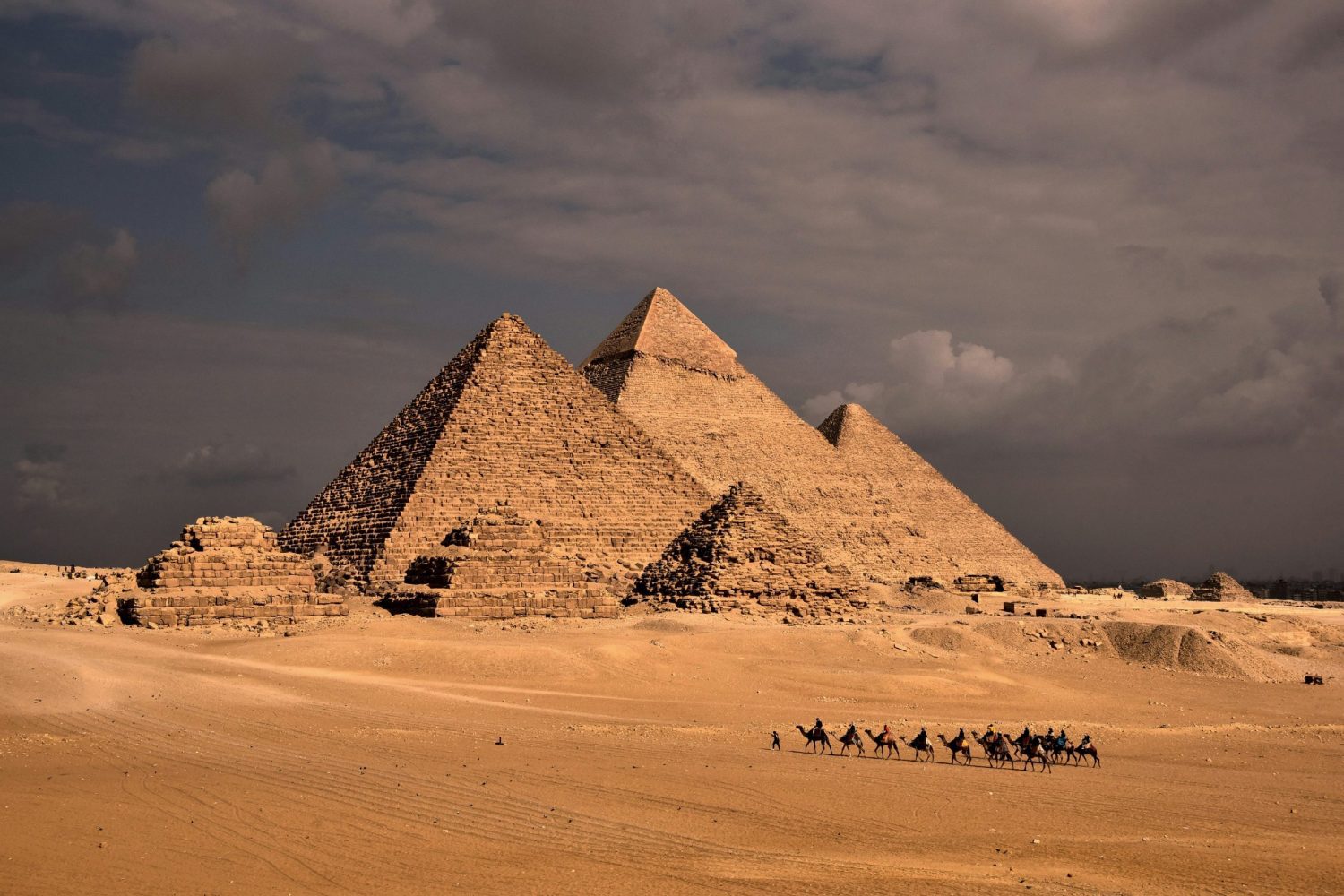 Excursión a El Cairo desde El Gouna en Avión mostrando las majestuosas Pirámides de Guiza, uno de los monumentos más emblemáticos del Antiguo Egipto.