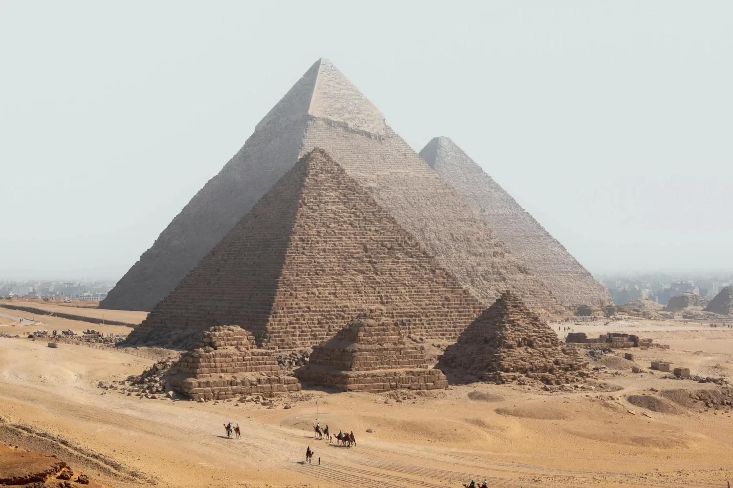 Excursión 3 días Egipto desde Hurgada: Pirámides de Guiza, Tesoros de Luxor y Abu Simbel mostrando la imponente Gran Pirámide de Guiza.