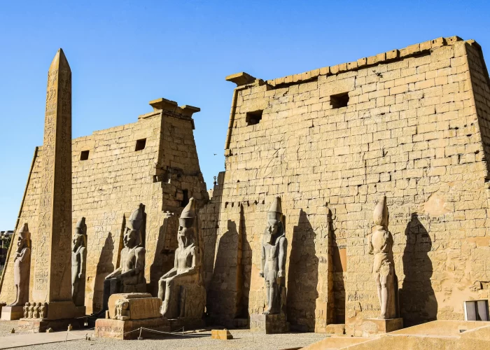 Excursión a Luxor desde Marsa Alam – Templo de Luxor iluminado, símbolo de la grandeza del Antiguo Egipto