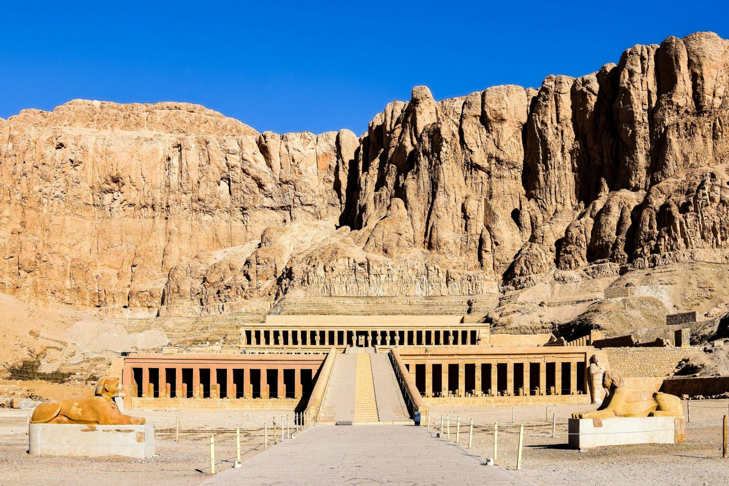 El Crucero de Lujo por el Nilo MS Sonesta Moon Goddess junto al Templo de Hachepsut en Luxor