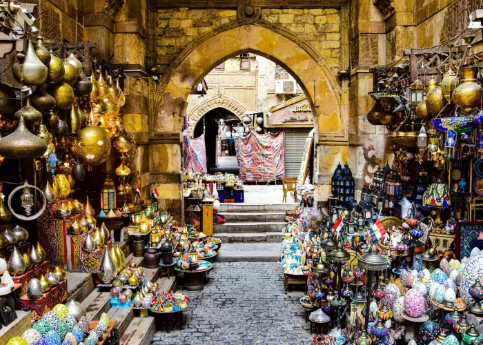 Viaje a Egipto 8 Días de Gran Lujo: Explorando el histórico Bazar de Khan El Khalili en El Cairo