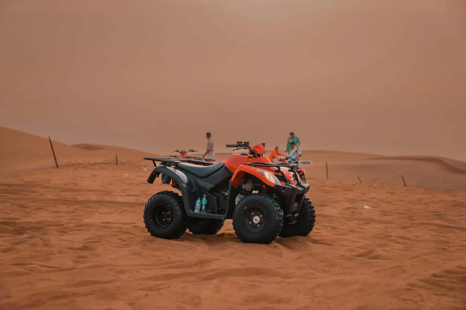 Safari en Quad al Desierto del Sinaí desde Sharm conduciendo quads por las dunas del desierto de Sinaí