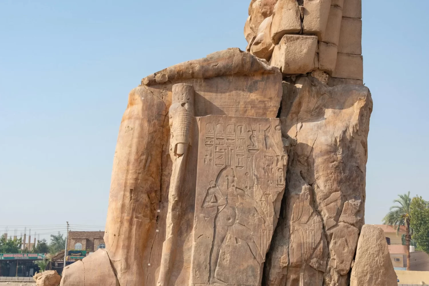 Viaje a Egipto por 13 Días de Gran Lujo: Colosos de Memnón en la orilla occidental de Luxor