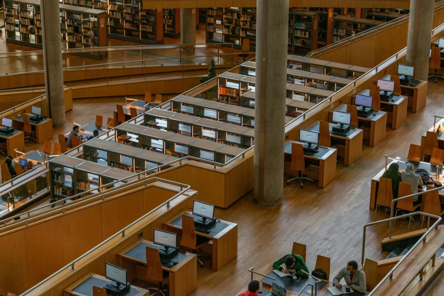 Excursión a Alejandría de un Día desde El Cairo, interior de la Biblioteca de Alejandría mostrando sus modernas salas de lectura y archivo