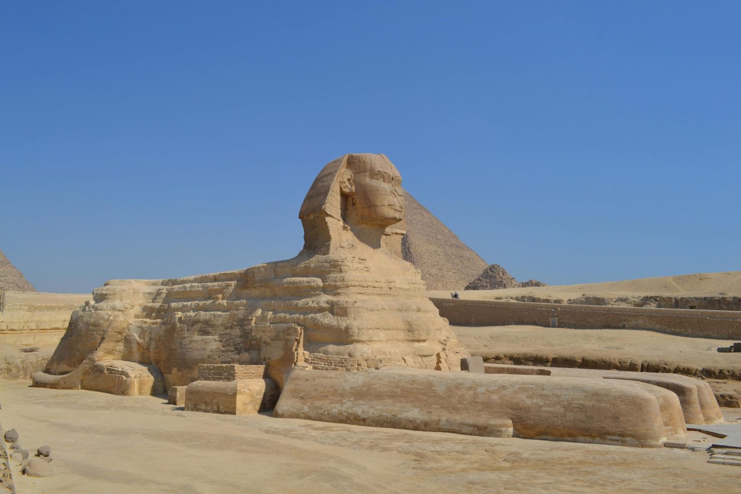 Viaje a Egipto15 Días – Gran Esfinge de Guiza junto a las Pirámides, símbolo icónico del antiguo Egipto y atracción imprescindible.