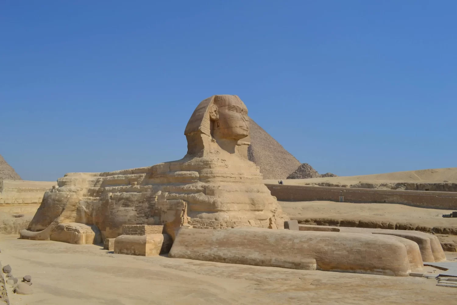 Viaje a Egipto por los Oasis y el Desierto Blanco de Gran Lujo: 10 Días – Imagen del Gran Esfinge de Guiza, símbolo icónico de la historia y la civilización faraónica