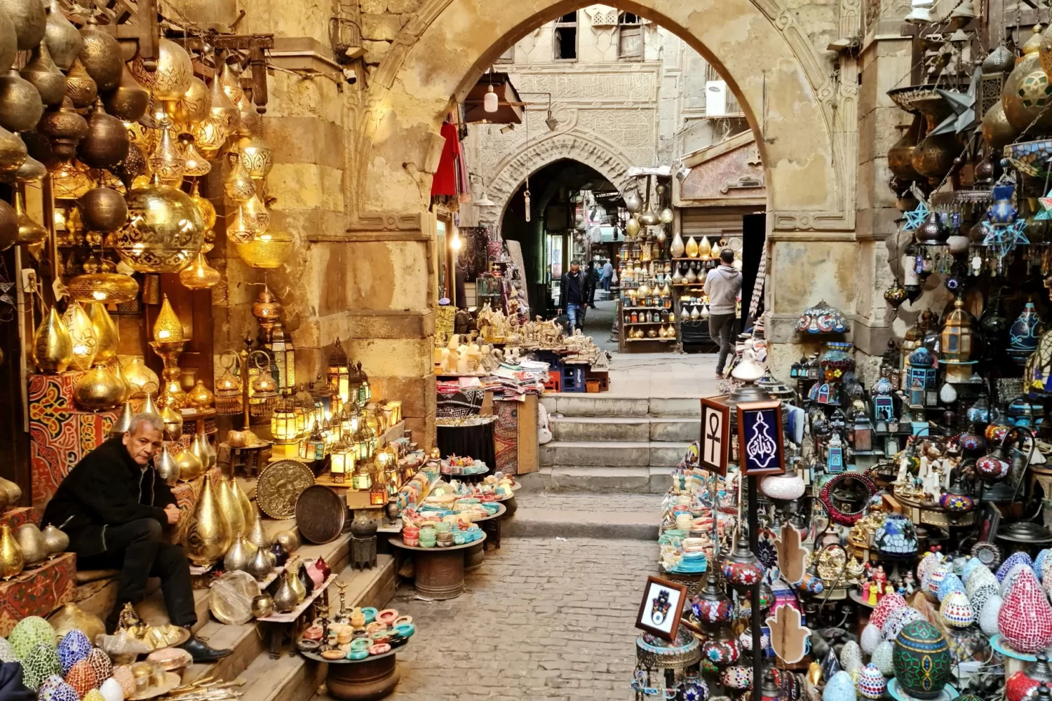 Viaje a Egipto 9 Días de Lujo: Bazar de Khan El Khalili en El Cairo, mercado histórico y cultural