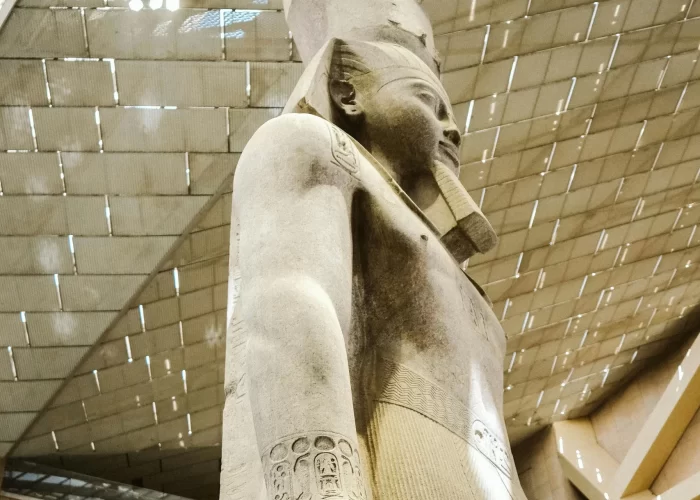 Tour a El Cairo desde Sharm El Sheikh: Aventura Privada de 1 Día a las Pirámides, Bazar y Museo Egipcio – Estatua de Ramsés II