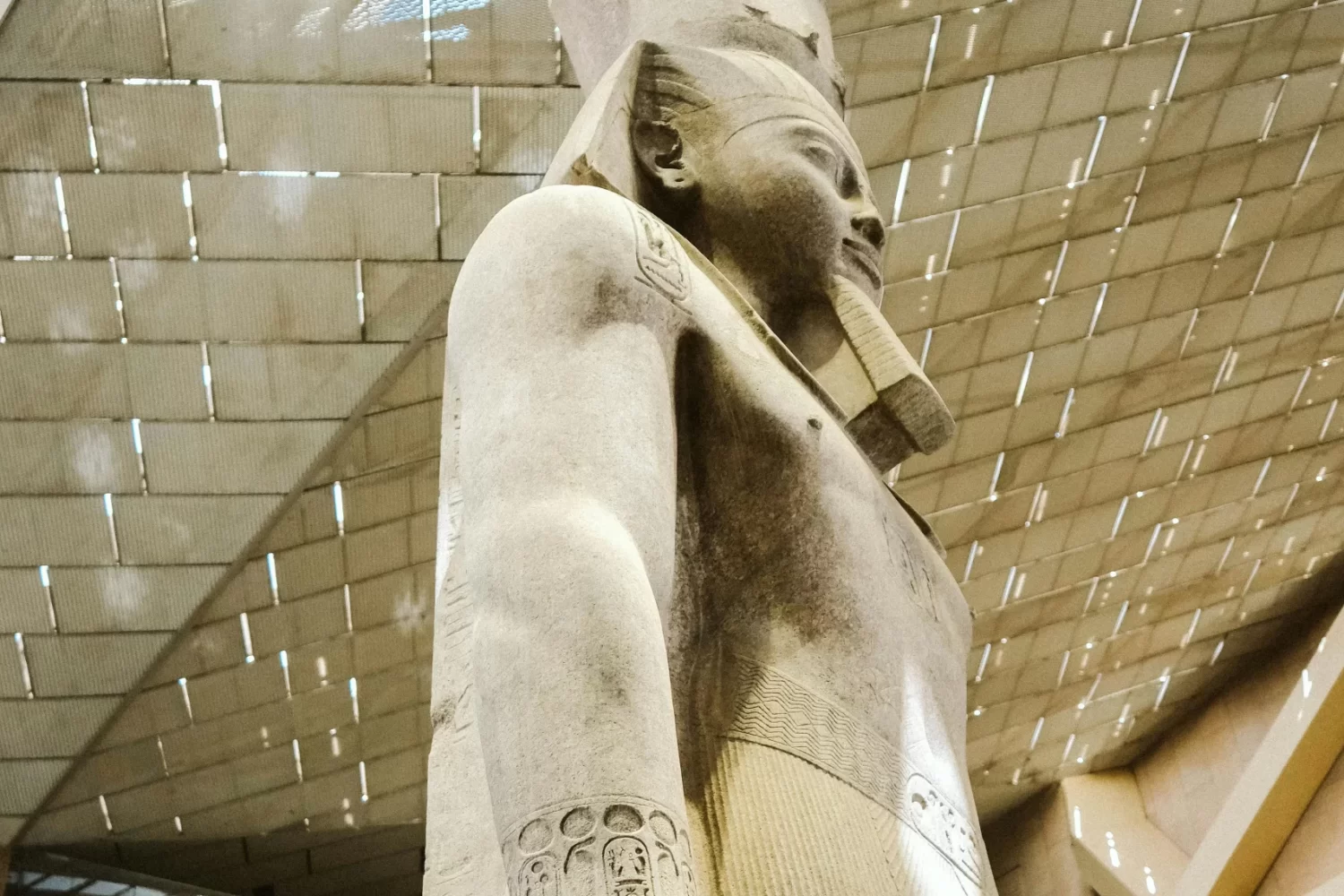 Viaje a Egipto por 13 Días de Gran Lujo: Estatua de Ramsés II en el Gran Museo Egipcio