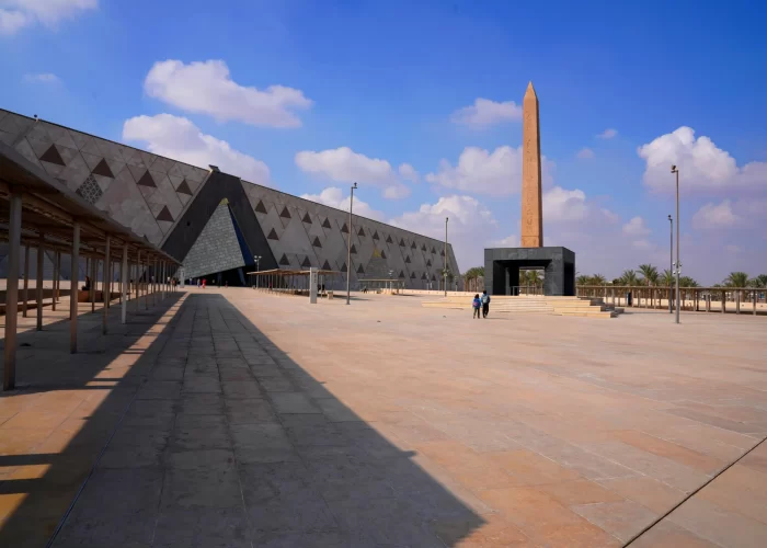 Tour a Luxor y El Cairo desde Asuán en 2 Días: vista panorámica del Gran Museo Egipcio en El Cairo, hogar de los tesoros faraónicos más importantes.