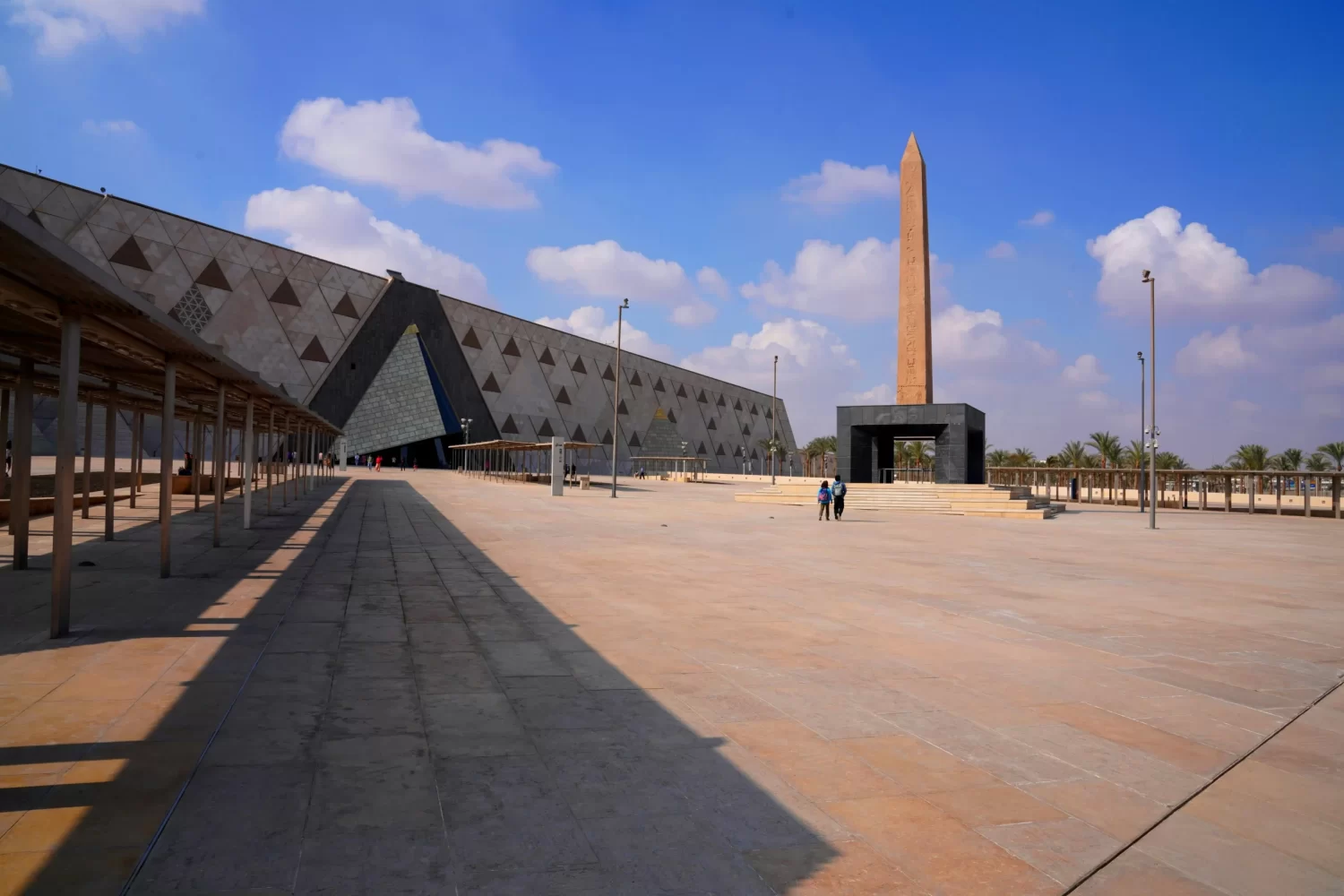 Excursión en Un Día a El Cairo desde El Gouna: Descubre Las Pirámides de Guiza y El Museo Egipcio frente a la moderna fachada del Museo Egipcio GEM.