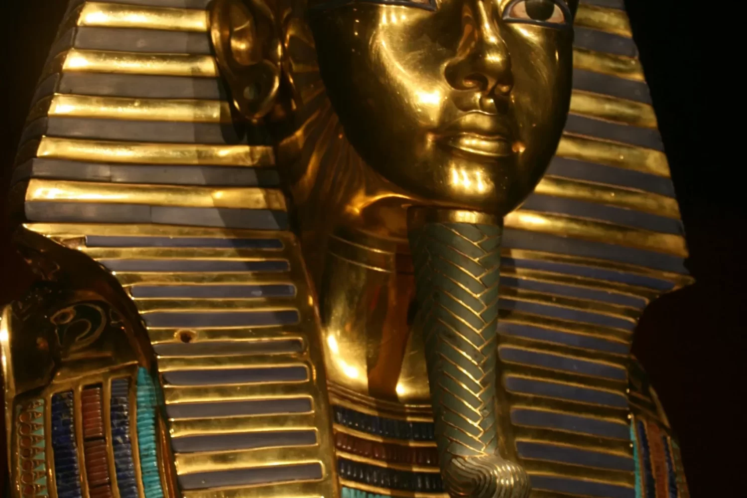 Viaje a Egipto 8 Días de Lujo – Mascarón de Tutankamón en el Museo Egipcio Viaje a Egipto 8 Días de Lujo admirando el icónico Mascarón de Tutankamón en el Museo Egipcio de Arte Faraónico.