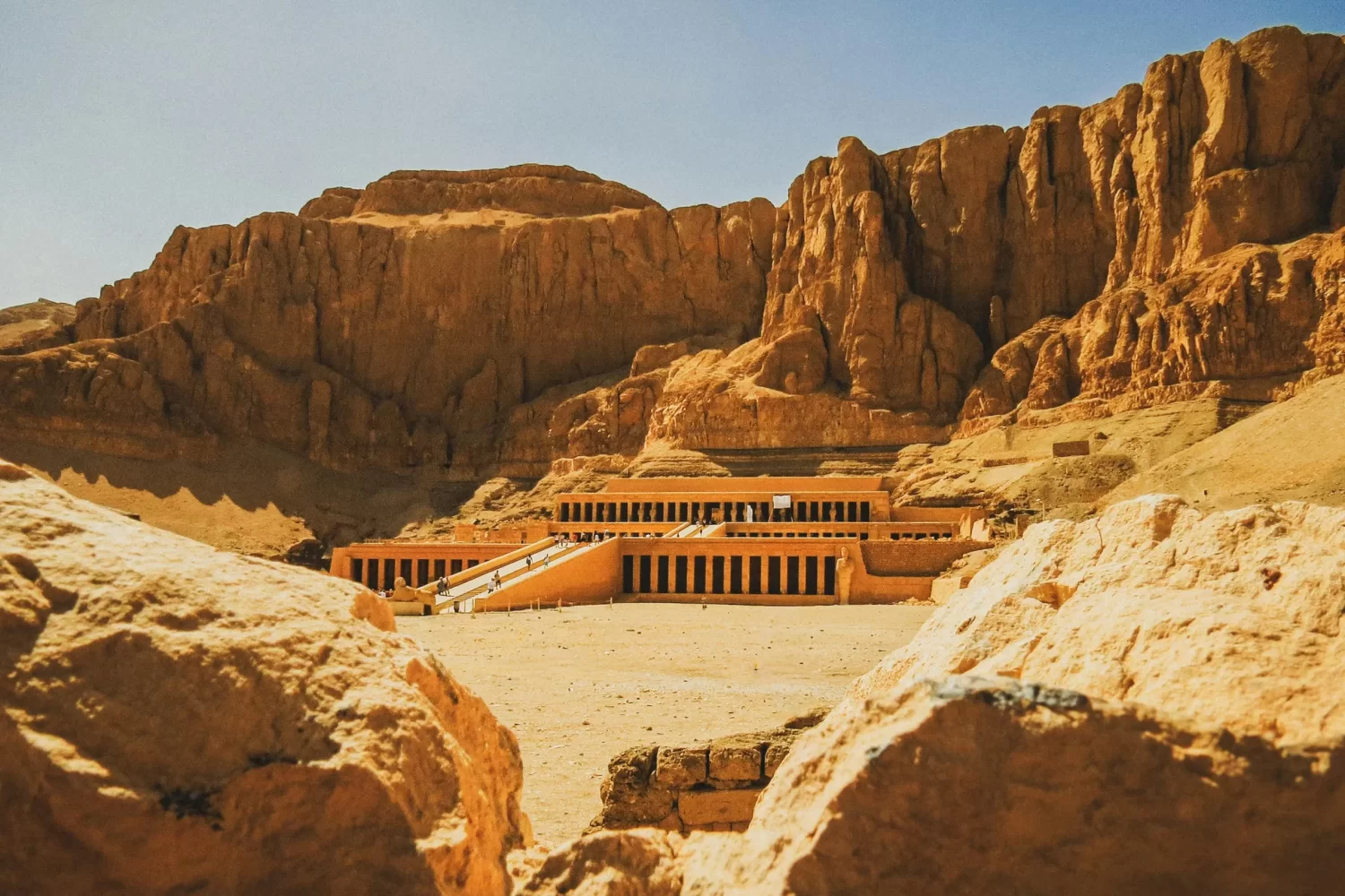 Viaje a Egipto 8 Días de Lujo – El Templo de Hatshepsut en Luxor Viaje a Egipto 8 Días de Lujo explorando El Templo de Hatshepsut, una joya histórica de Las Maravillas de Luxor.