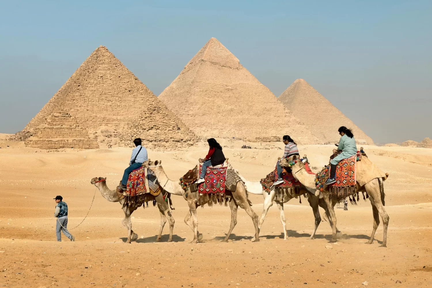 Excursión en Un Día a El Cairo desde El Gouna: Descubre Las Pirámides de Guiza y El Museo Egipcio frente a las majestuosas Pirámides de Guiza bajo el cielo azul.