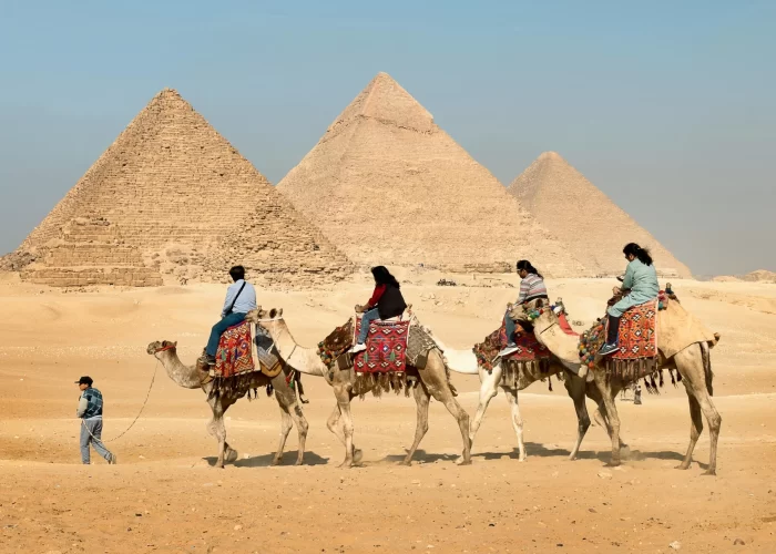 Excursión en Un Día a El Cairo desde El Gouna: Descubre Las Pirámides de Guiza y El Museo Egipcio frente a las majestuosas Pirámides de Guiza bajo el cielo azul.