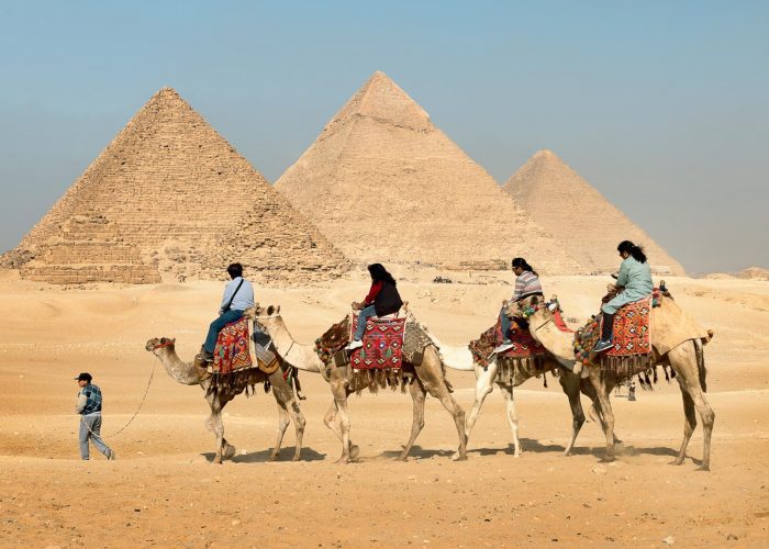 Viaje a Egipto15 Días – Pirámides de Guiza bajo el cielo de Egipto, imagen del Complejo de Keops ideal para viajes clásicos y cruceros por el Nilo.