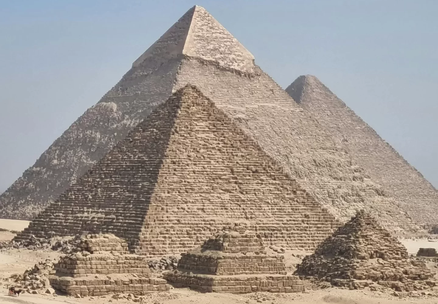 Viaje a Egipto 8 Días de Lujo – Las Pirámides de Guiza Viaje a Egipto 8 Días de Lujo admirando las Pirámides de Guiza, uno de los monumentos más icónicos de las Maravillas de Guiza y Cairo.