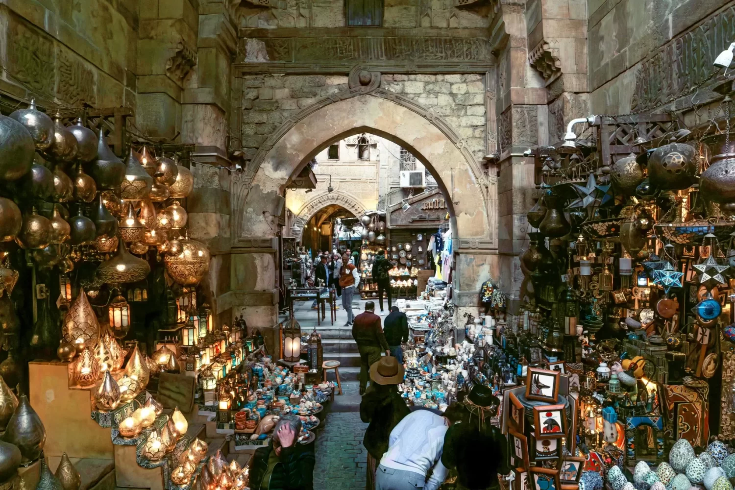 Viaje a Egipto 8 Días de Lujo – Paseo por el Bazar de Khan El Khalili Viaje a Egipto 8 Días de Lujo explorando el Bazar de Khan El Khalili, el mercado tradicional más famoso de El Cairo.