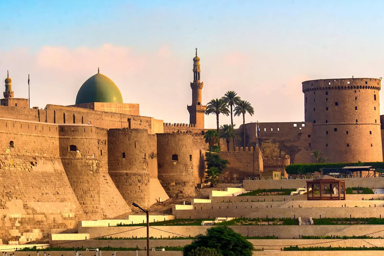 Tour por El Cairo Viejo mostrando la Ciudadela de Saladino, con sus murallas históricas y vistas panorámicas de El Cairo.