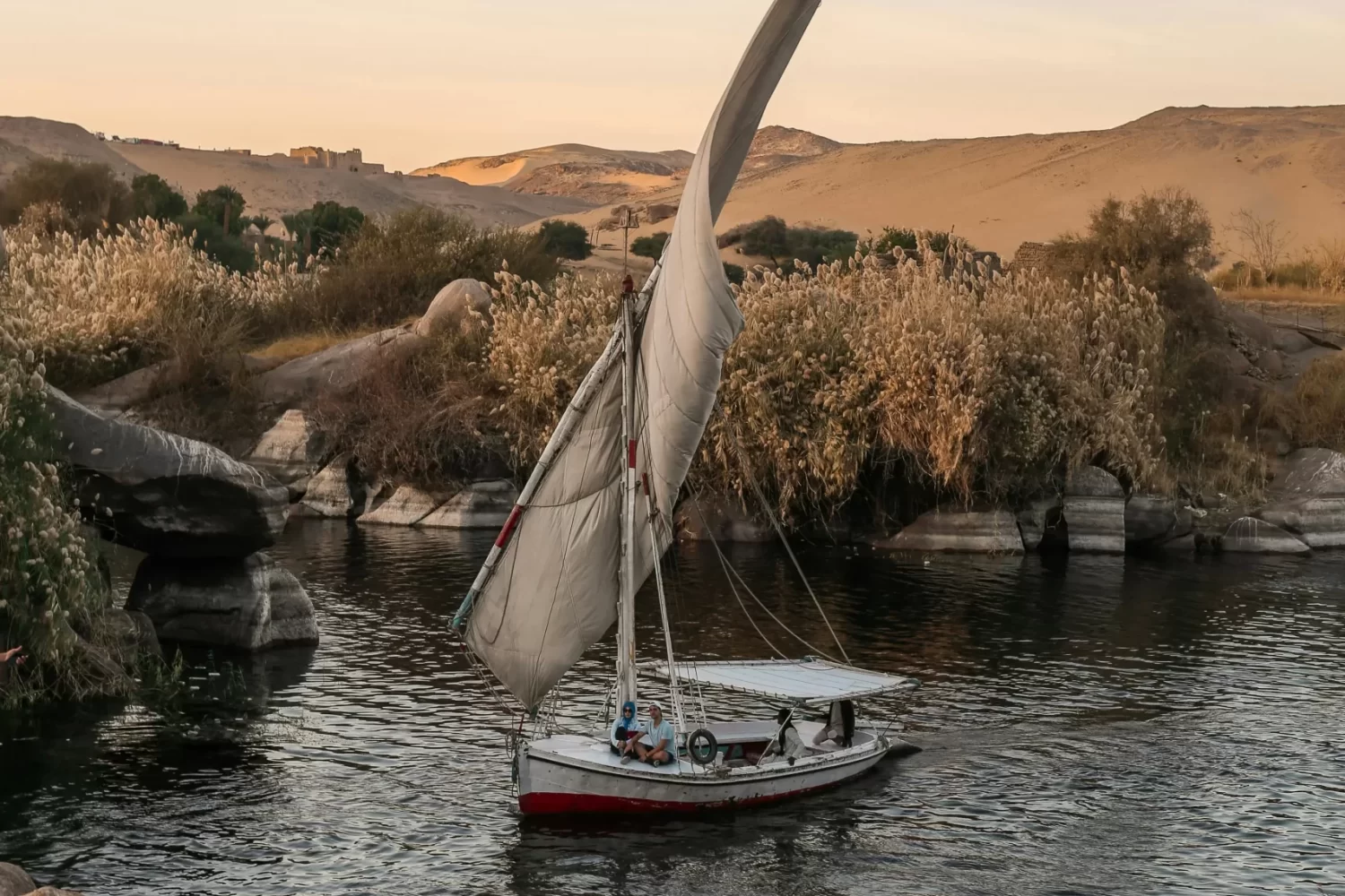 Viaje a Egipto 8 Días de Lujo – Paseo en Faluca por el Nilo en Asuán Viaje a Egipto 8 Días de Lujo disfrutando un paseo en Faluca por el Nilo, explorando las Atracciones de Asuán y paisajes históricos.