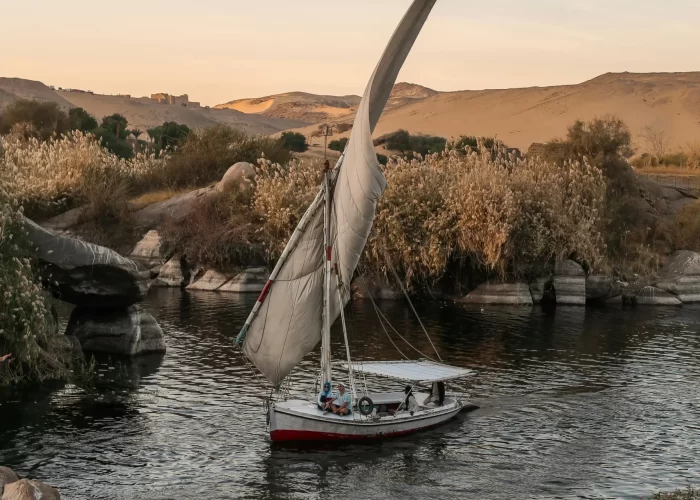 Viaje Egipto 8 Días: disfruta un paseo en faluca por el Nilo y contempla paisajes históricos durante tu crucero por Egipto